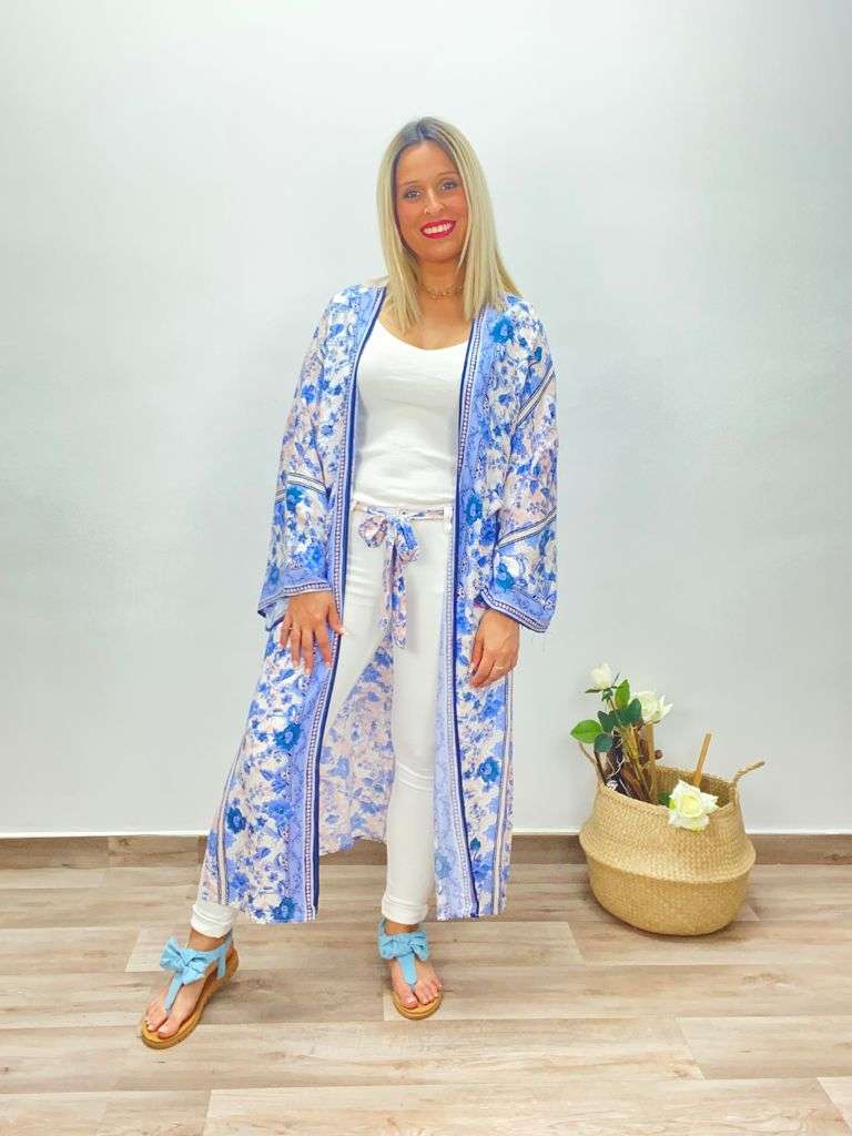 posat divina Kimono Mila Azul